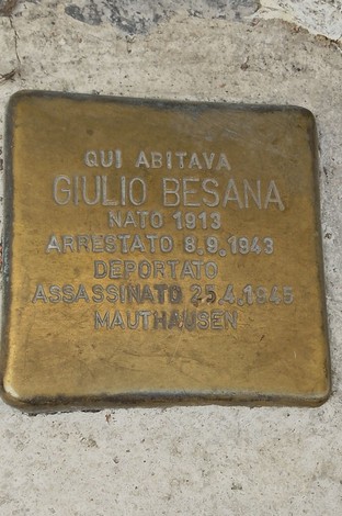 Pietra d'inciampo dedicata a Giulio Besana, commemorazione di vita, arresto e deportazione.