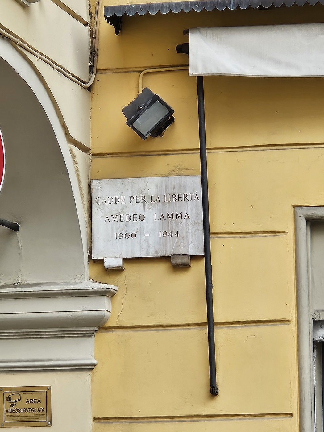 Lapide commemorativa in onore di Amedeo Lamma, caduto per la libertà nel 1944.