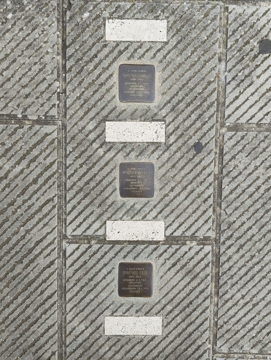 Pietre d'inciampo commemorative dedicate a Giacomelli, Gemignani, Fedi e altri martiri.