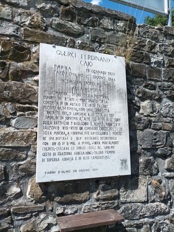 Lapide commemorativa a Guerci, in memoria di Ferdinando Caio, su pietra, con iscrizioni commemorative.