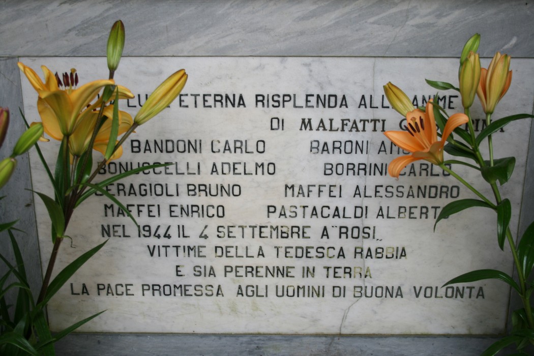 Commemorazione ai caduti di Rosi, con fiori e testi in omaggio alle vittime della Seconda Guerra Mondiale.