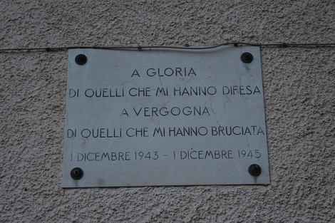 Lapide commemorativa al Roccolo Gasparotto, in memoria di eventi storici significativi.
