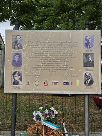Targa commemorativa che ricorda l'eccidio di Bagnara, con immagini e testi dedicati alle vittime.