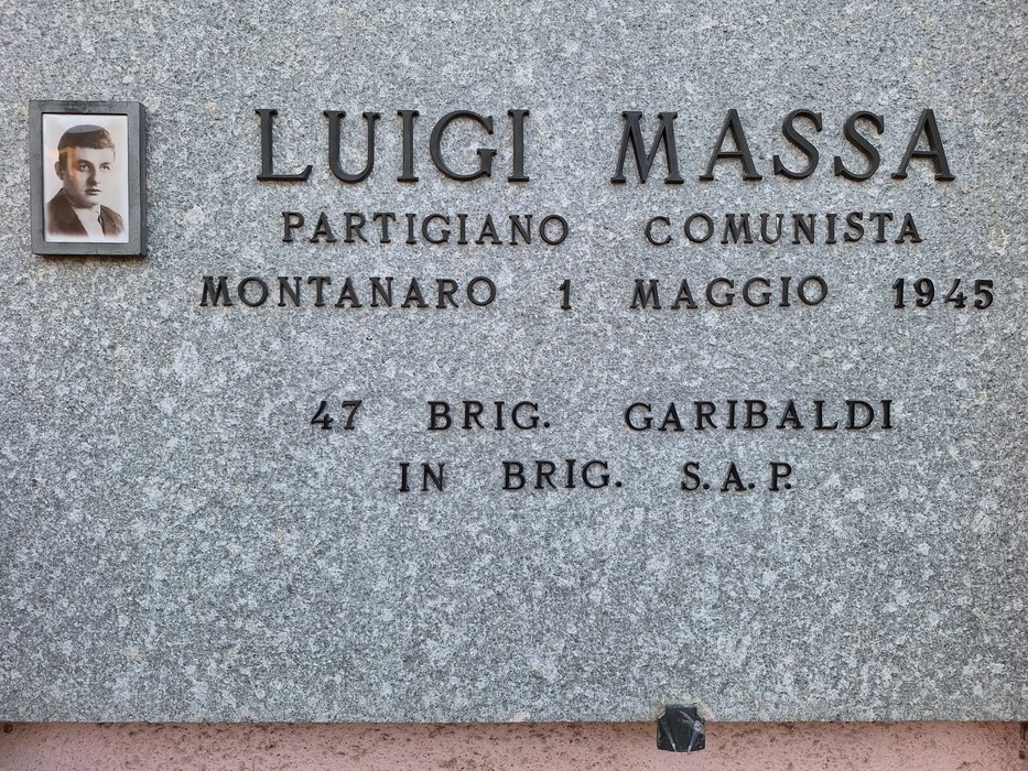 Lapide commemorativa di Luigi Massa, partigiano comunista, situata a Montanaro, risalente al 1 maggio 1945.