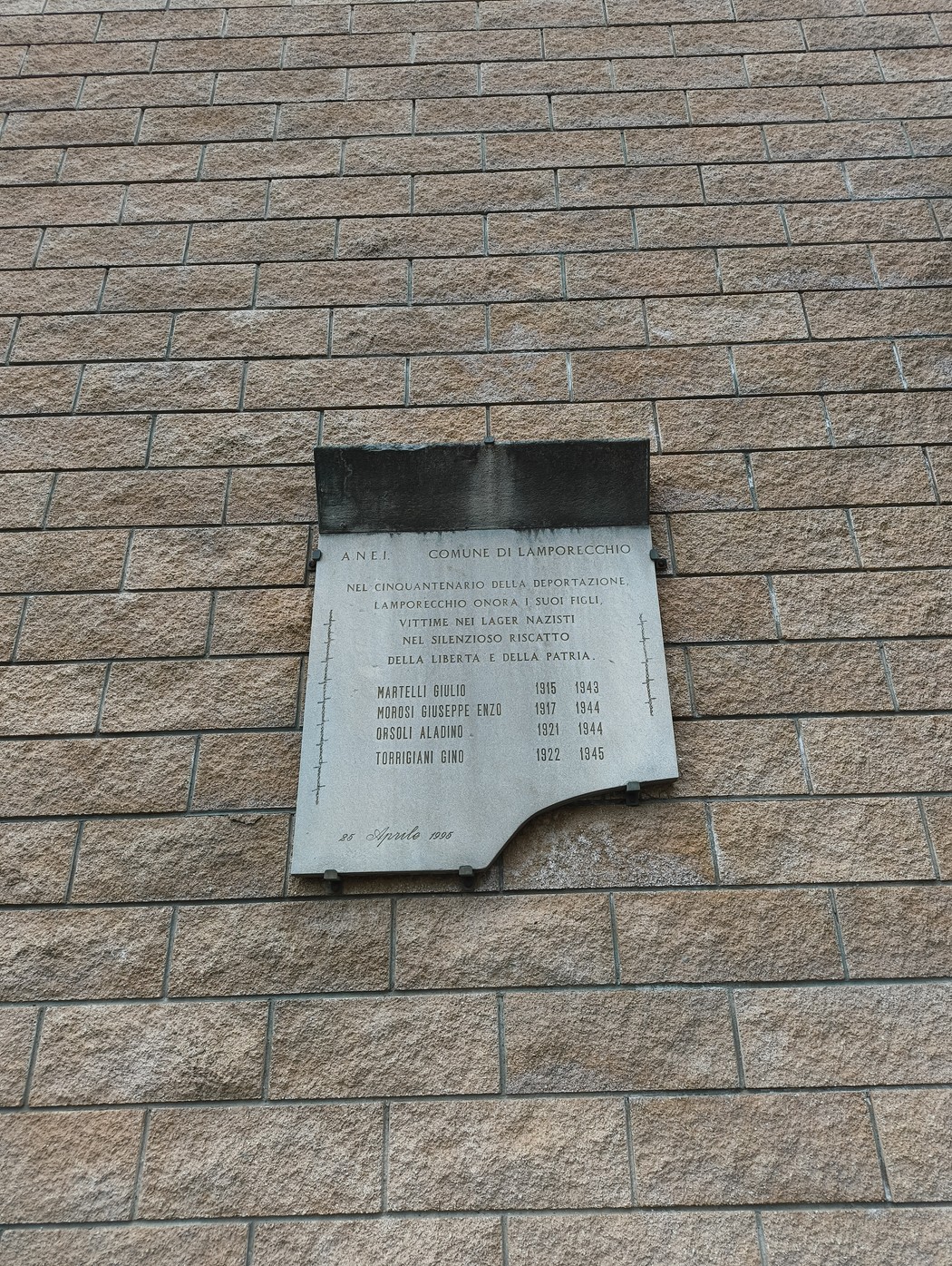 Lapide commemorativa in memoria delle vittime dei lager di Lamporecchio.