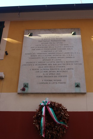 Lapide commemorativa a Pieragostini, in onore dei lavori e dei martiri della libertà. Decorata con una corona di alloro.