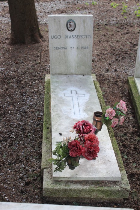Tombe perpetue con fiori e candele, dedicate ai caduti per la Libertà, in un luogo di commemorazione.