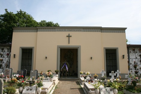 Sacrario dei partigiani fiorentini: monumento dedicato ai caduti della Resistenza con monumenti e fiori.