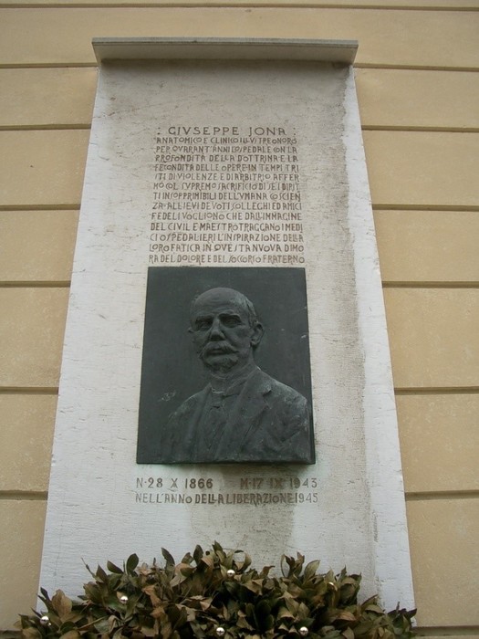 Lapide commemorativa dedicata a Giuseppe Jona, con incisa biografia e ritratto in bronzo.