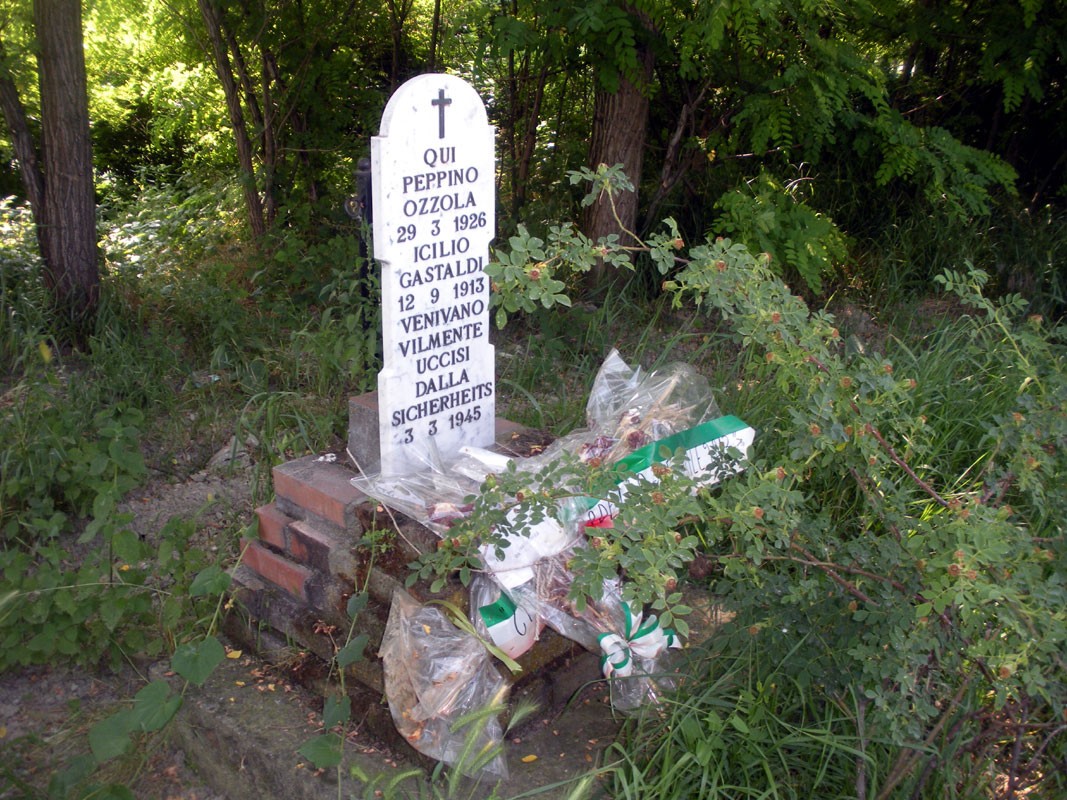 Cippo commemorativo dedicato a Peppino Ozzola e Icilio Castaldi, vittime di violenza nel 1945.