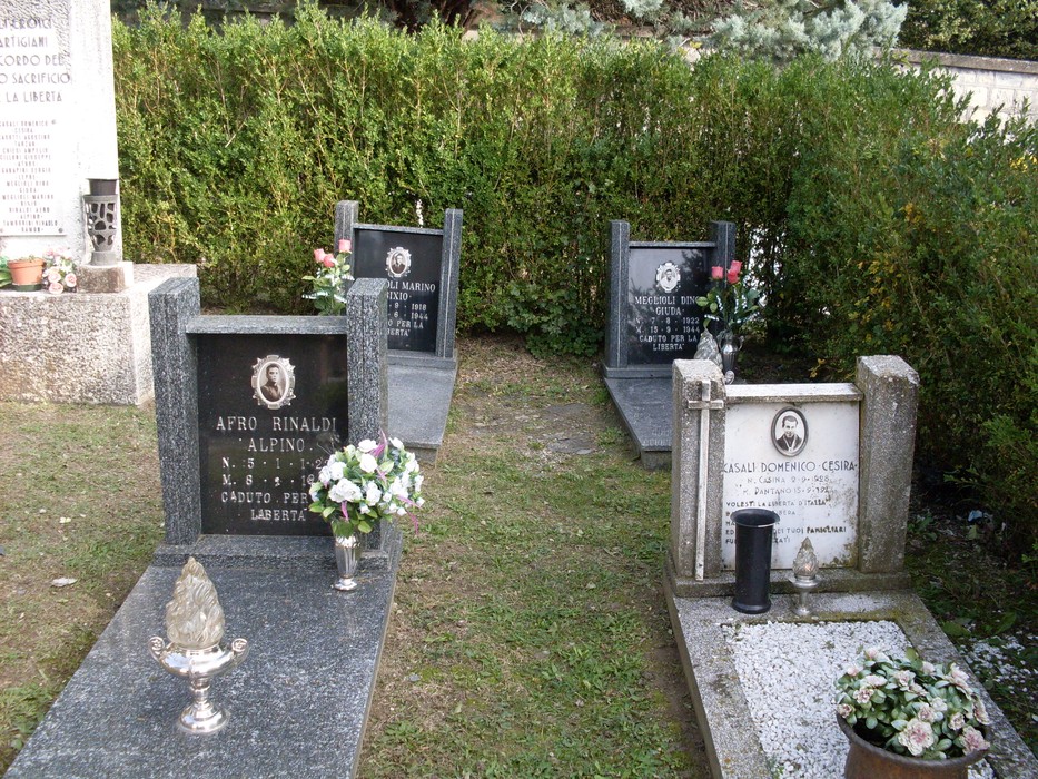 Sacrario dedicato ai partigiani, con tombe decorate da fiori e simboli della memoria e della resistenza.