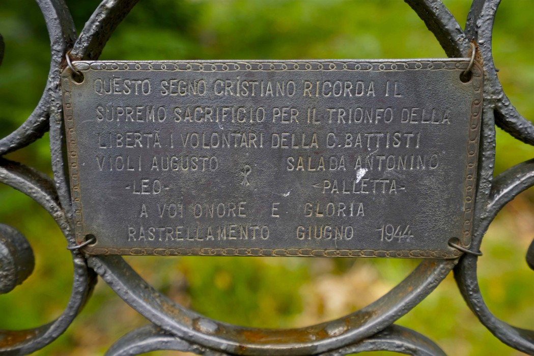 Croce commemorativa in onore del sacrificio dei volontari di C. Battisti, giugno 1944, Salada Antonino e Violi.