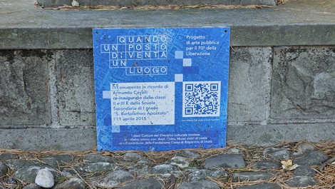 Monumento a Cavalli, opera di Armando Cavalli, commemorativo sulla liberazione, inserito in un contesto urbano.