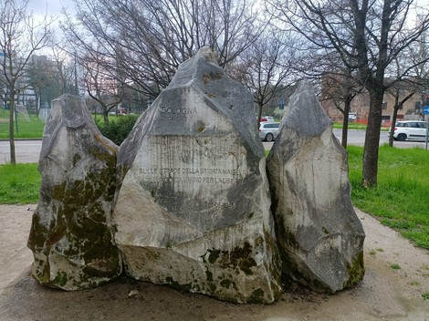 Monumento alla Brigata Maiella, un grande masso incisi, immerso in un'area verde urbana.