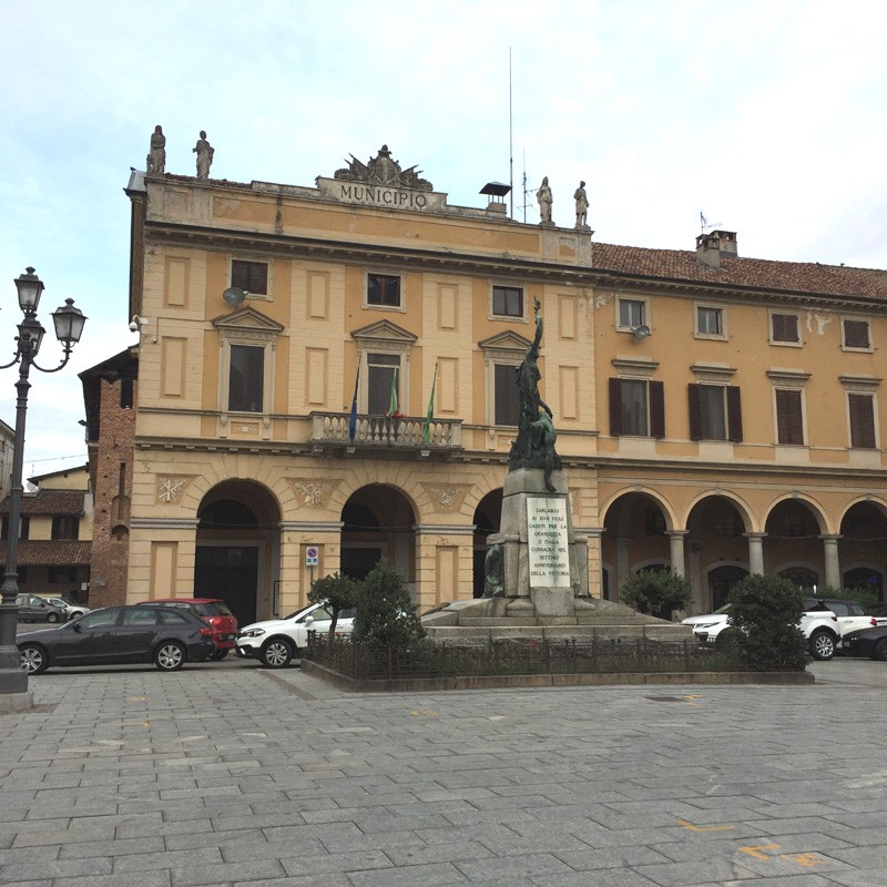 Monumento ai caduti di Garlasco, un omaggio ai soldati che hanno dato la vita per la patria, situato in piazza.