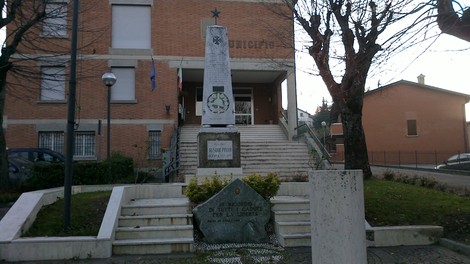 Lapide commemorativa dedicata ai caduti per la libertà, situata davanti al municipio.