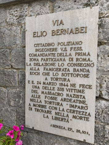 Lapide commemorativa dedicata a Elio Bernabei, ingegnere e partigiano, con riferimenti storici sulla sua vita e morte.