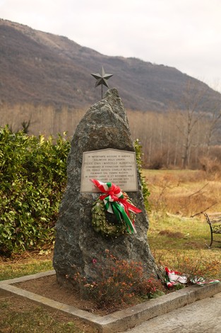 Monumento commemorativo dedicato a Cima, Albertazzi e Altieri, situato in un'area naturale serena.