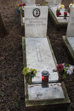 Tombe decorate in un cimitero, in onore dei caduti per la Libertà, con fiori e lanterne.