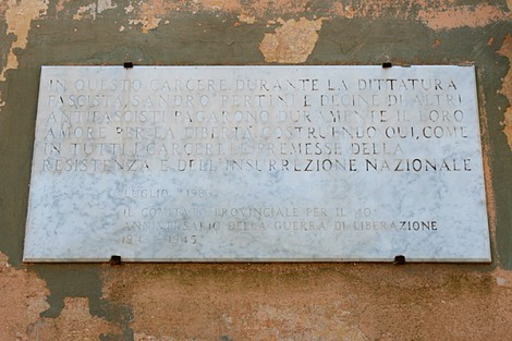 Lapide commemorativa a Sandro Pertini e agli antifascisti, simbolo di resistenza e libertà.