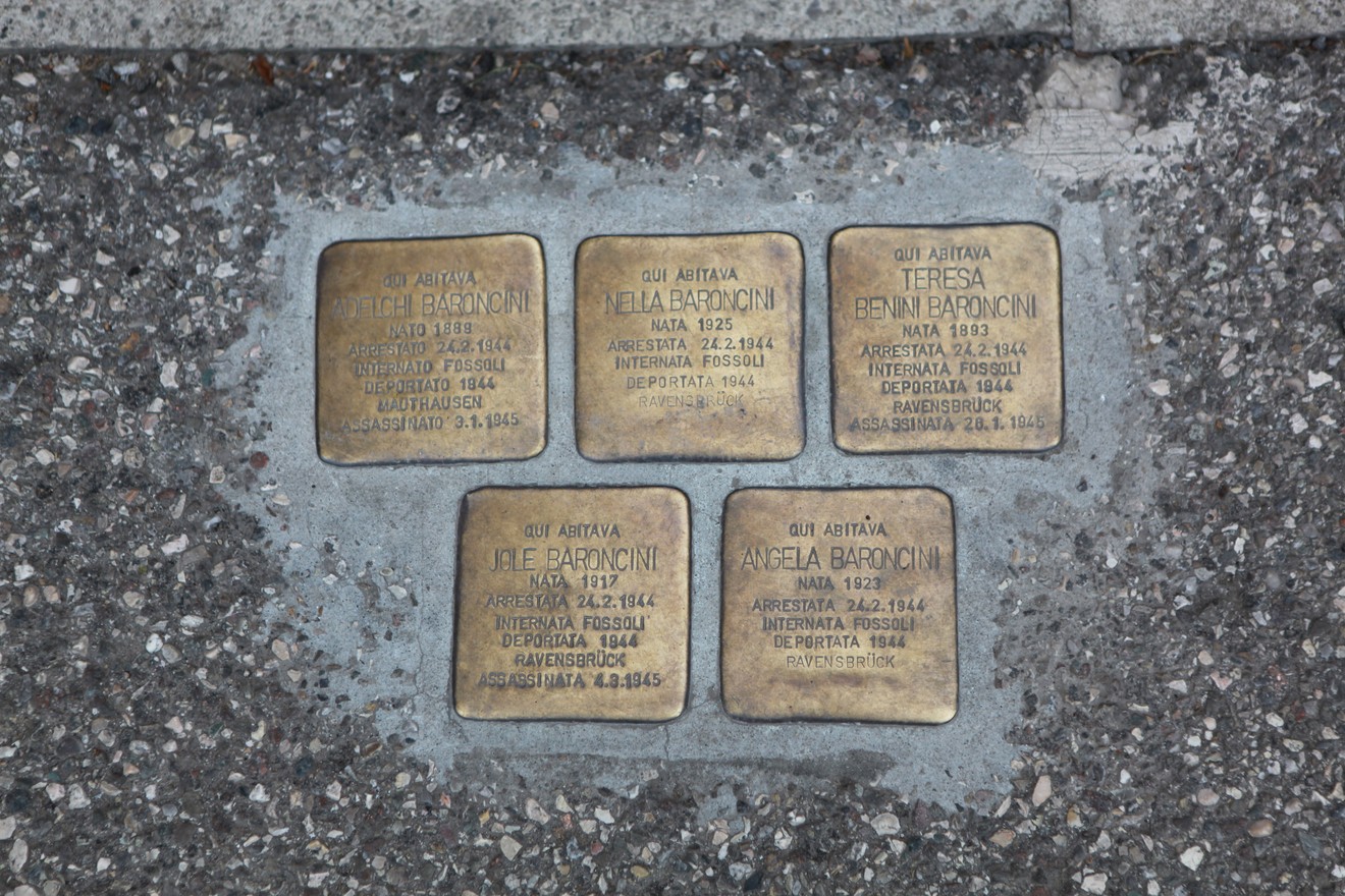 Pietre d'inciampo dedicate alla famiglia Baroncini, commemorano le vittime della persecuzione.