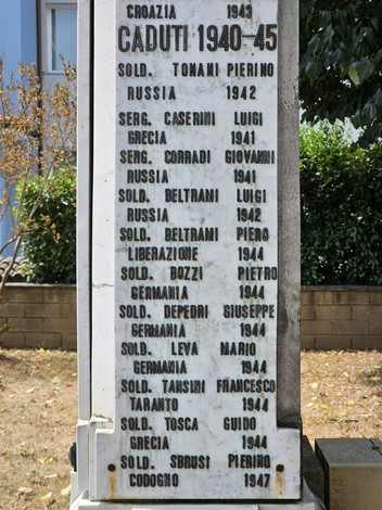 Monumento ai Caduti di Corno Giovine, con iscrizioni commemorative dei soldati.