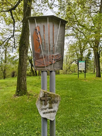 Scultura che rappresenta un momento della Via Crucis di Casaglia, immersa nella natura.