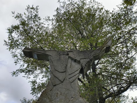 Rovine di San Martino: monumento in pietra circondato da alberi, simbolo di un passato storico e culturale.