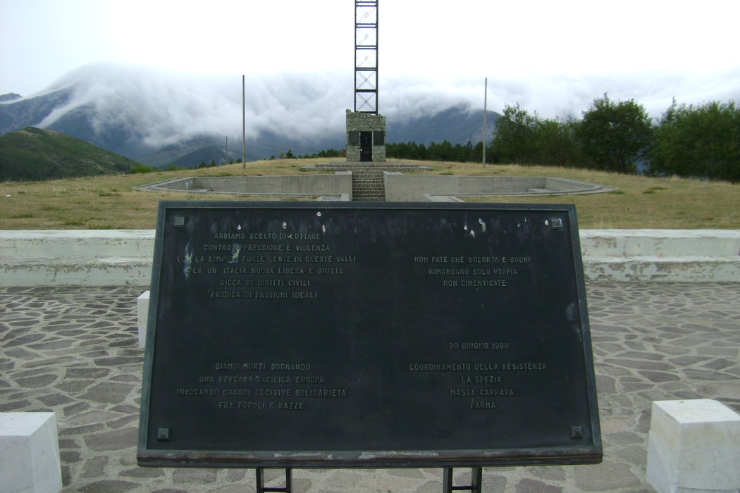 Monumento di Pace e Libertà, eretto per commemorare valori di libertà e giustizia in un paesaggio montano.
