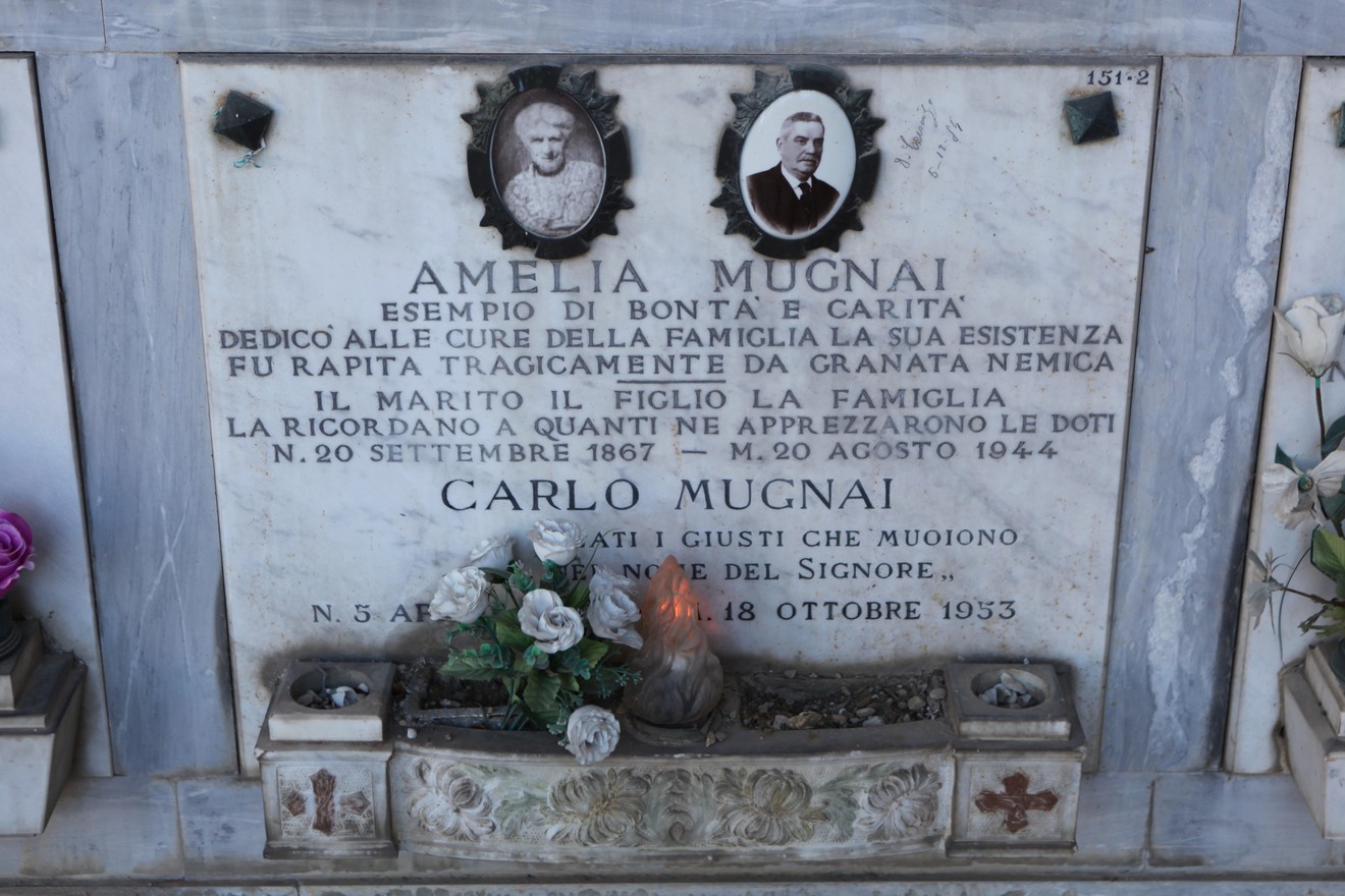 Sepolcro di Mugnai, con i nomi e le date di Amelia e Carlo Mugnai, in memoria di una famiglia defunta.