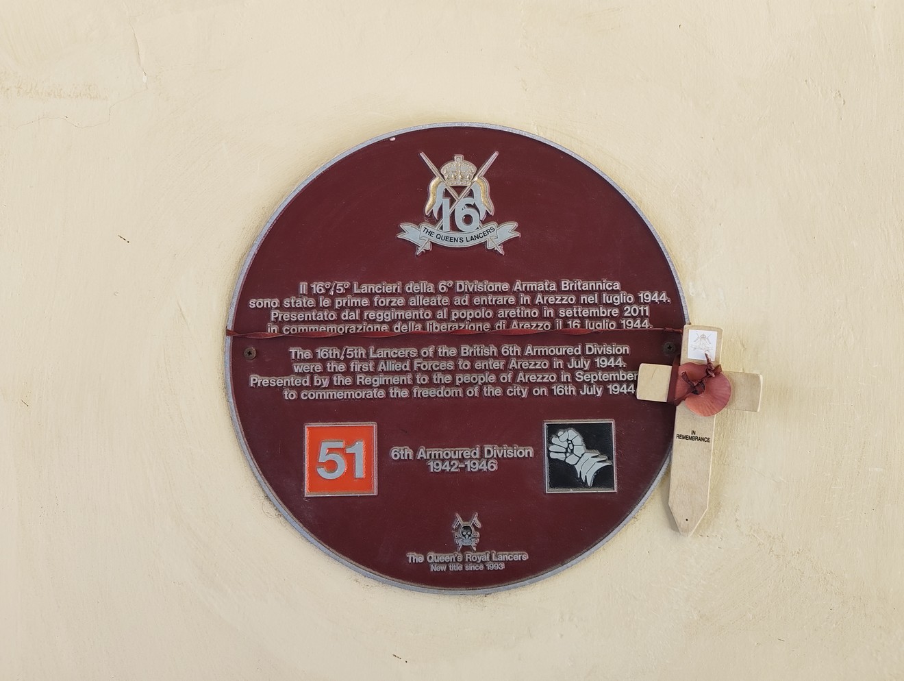 Targa commemorativa del 16° Lancieri, dedicata all'ottava armata britannica ad Arezzo.