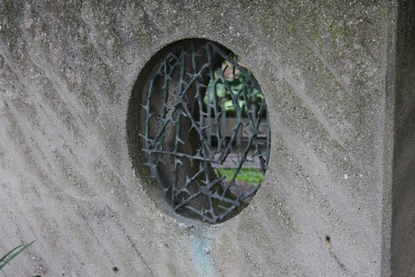 Dettaglio di un elemento del Monumento alla Resistenza, caratterizzato da forme stilizzate e materiali grezzi.
