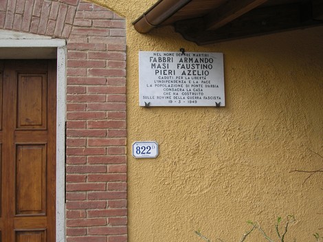 Lapide commemorativa ai caduti di Scalvaia, dedicata a valorosi martiri di guerra.