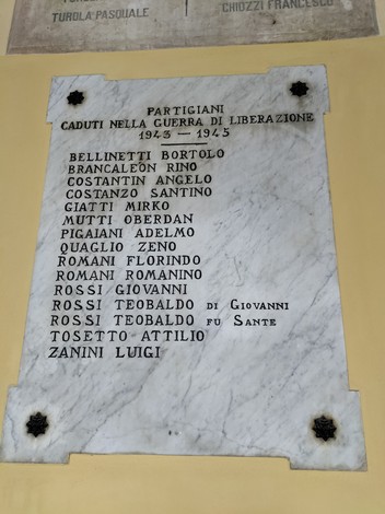 Lapide commemorativa dedicata ai partigiani caduti a Badia Polesine durante la Seconda Guerra Mondiale.