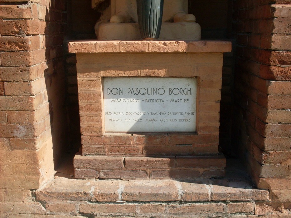 Statua di Borghi, commemorativa di Don Pasquino Borghi, patriota e martire, situata in un contesto storico.