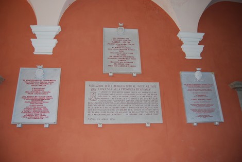 Lapidi storiche del Palazzo Ducale, testimonianza di eventi significativi e della memoria collettiva.