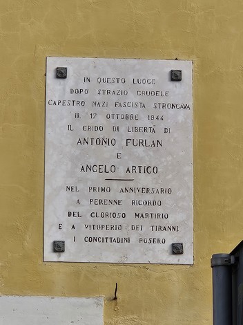 Lapide commemorativa dedicata a Antonio Furlan e Angelo Artico, in ricordo della loro resistenza contro il fascismo.