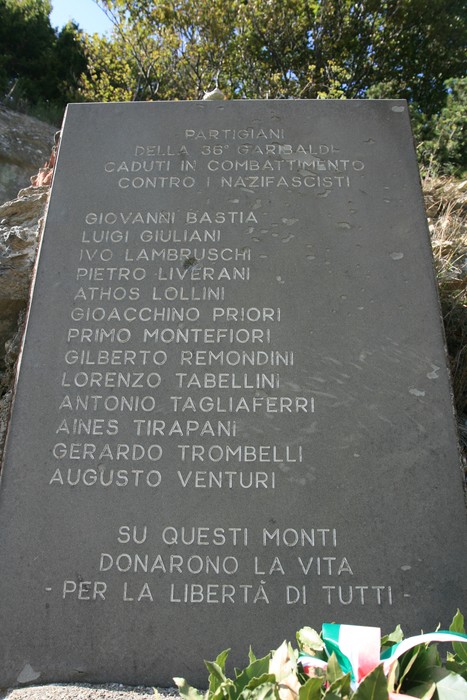 Cippo commemorativo dedicato ai partigiani caduti contro il nazifascismo al Passo della Sambuca.