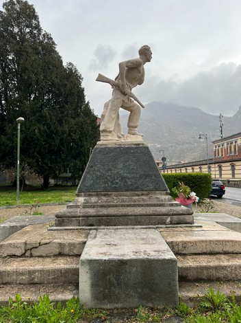 Monumento al partigiano, scultura che commemora i combattenti per la libertà e la resistenza.
