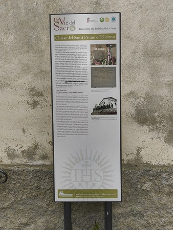 Insegna informativa sull'Oratorio di Vallucciole, un luogo di culto immerso nella natura.