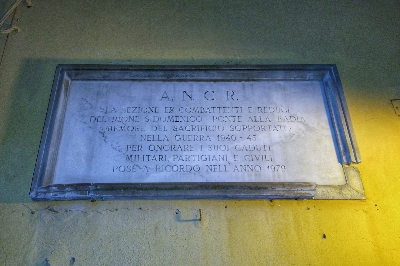 Lapide commemorativa ai militari, partigiani e civili di San Domenico e Ponte alla Badia, ricordo del sacrificio nella guerra.