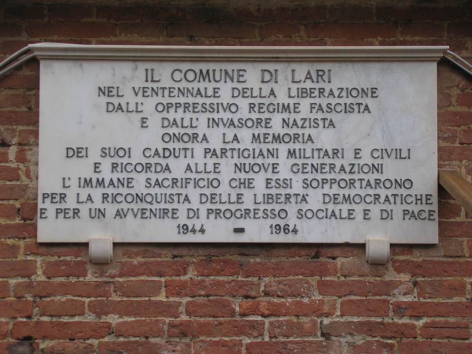 Lapide commemorativa ai caduti di Lari, in memoria dei partigiani e del sacrificio per la libertà e la pace.