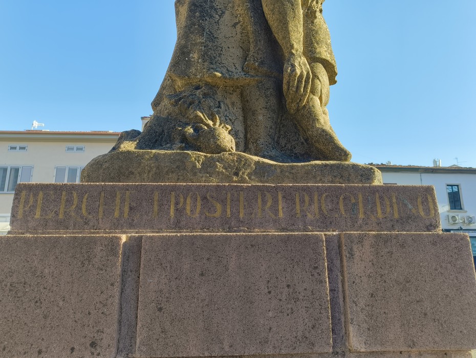 Monumento ai caduti partigiani, simbolo di commemorazione e resistenza.