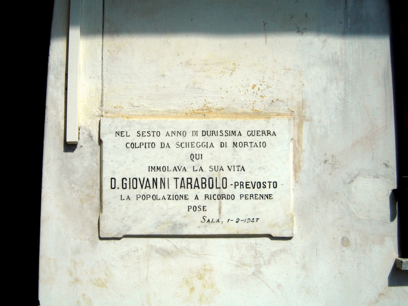 Lapide commemorativa dedicata a D. Giovanni Tarabolo, sacerdote, in ricordo della sua sacrificata vita.