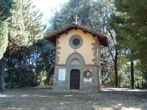 Cappella di San Vincenzo, un luogo di culto immerso nella natura, con elegante architettura e atmosfera serena.