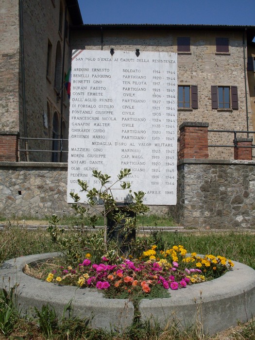 Monumento ai Caduti della Resistenza di San Polo d'Enza, commemorazione dei partigiani e della libertà.