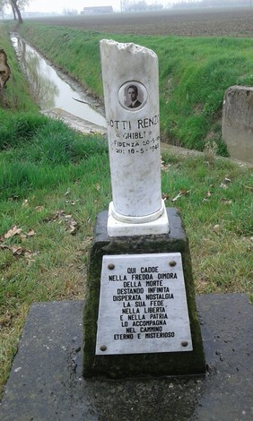 Cippo commemorativo a Botti, dedicato a Renzo Bottini, con dedica e immagine nel contesto rurale.
