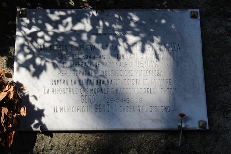 Lapide commemorativa alla casa di Gabanizza, in ricordo dell'insurrezione a Genova nel 1944.