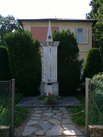 Monumento ai Caduti di Masone, dedicato alla memoria dei soldati, circondato da verde e sentieri in pietra.