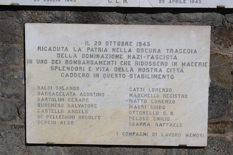 Lapide commemorativa che ricorda il sacrificio di lavoratori dell'Ansaldo Meccanico durante la II Guerra Mondiale.